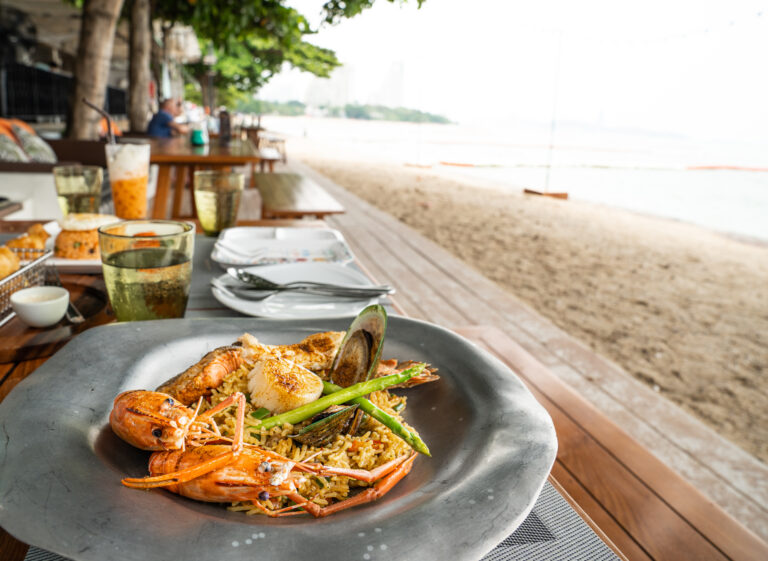 What to Eat at the Beach — Real Food That Actually Holds Up